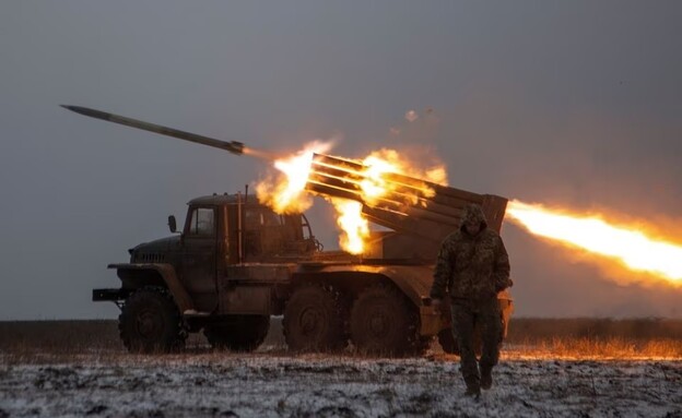 ירי ארטילרי של צבא אוקראינה בדונייצק (צילום: רויטרס)