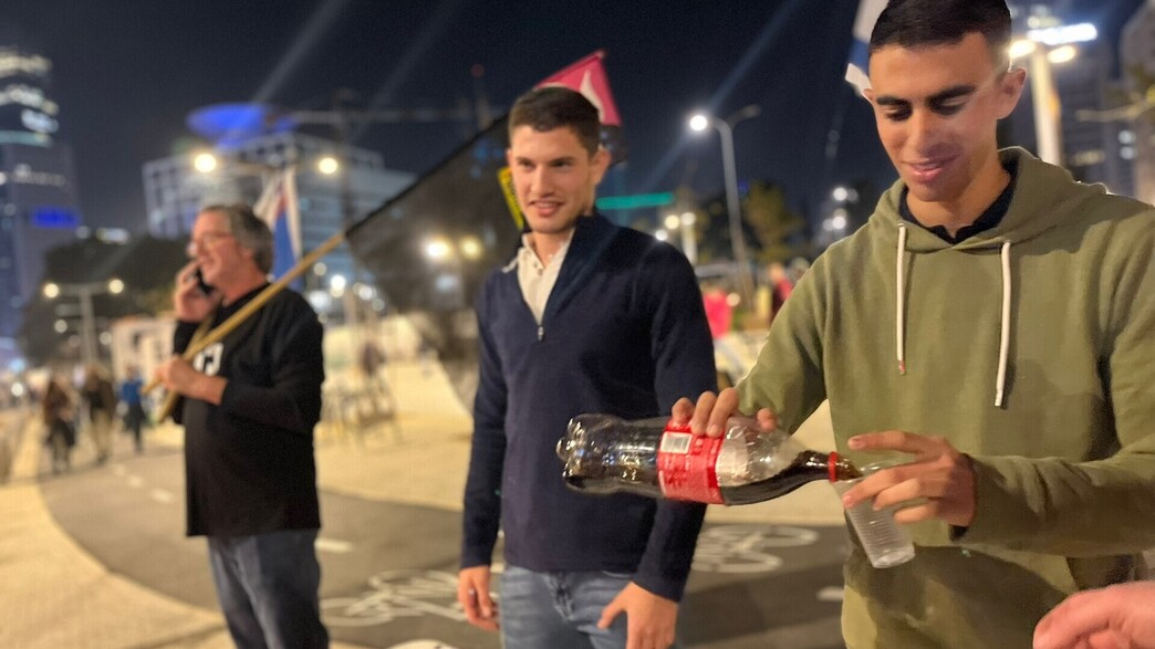 מפגיני ימין חילקו עוגיות בהפגנה בת"א