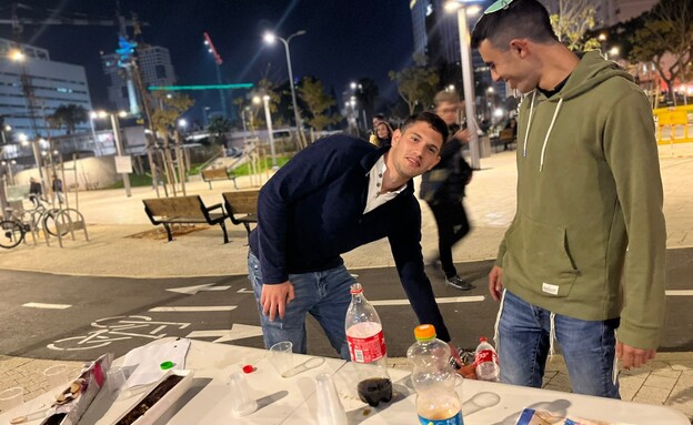 Sağcı protestocular Tel Aviv'deki bir gösteride kurabiye dağıttı