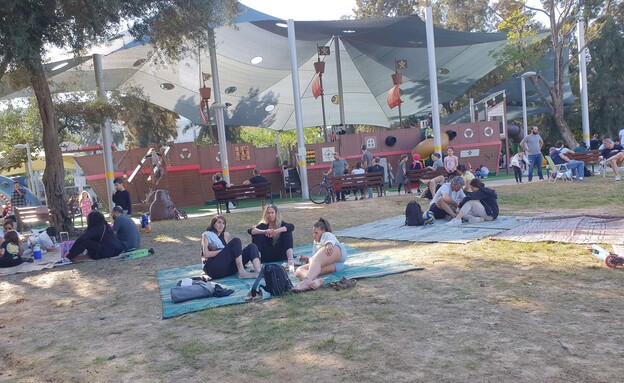 מקומות ומתחם ישיבה בפארק רבקה שבגבעתיים (צילום: ד