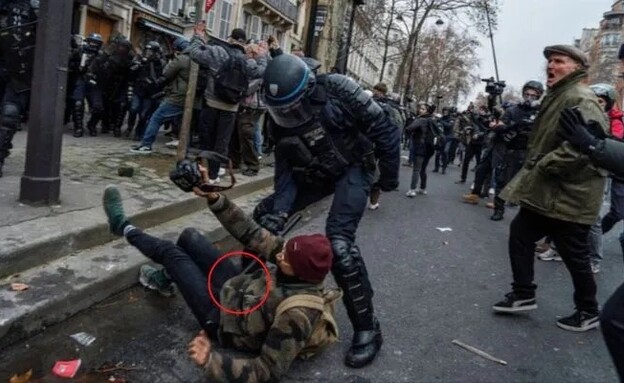 מהומות בצרפת: שוטר חובט במפגין באשכיו