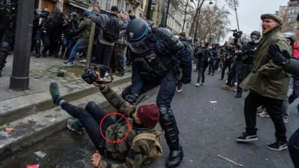 מהומות בצרפת: שוטר חובט במפגין באשכיו