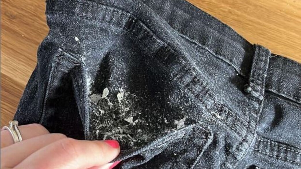 טישו מתפורר בכיס של ג'ינס (צילום: מתוך קבוצת הפייסבוק Mrs. Hinch Cleaning Tips)