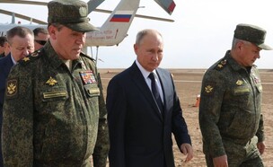 פוטין וצמרת הצבא הרוסי (צילום: MIKHAIL KLIMENTYEV/SPUTNIK/AFP/GettyImages)