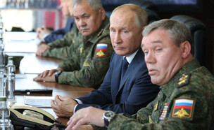 פוטין וצמרת הצבא הרוסי (צילום: MIKHAIL KLIMENTYEV/SPUTNIK/AFP/GettyImages)