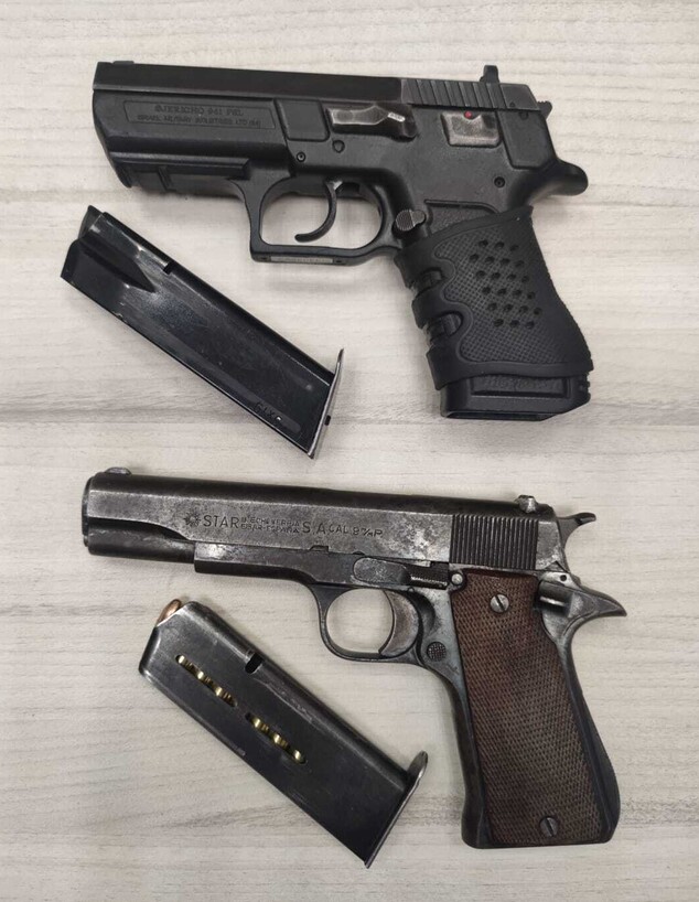 אקדחים שנתפסו אצל עבריינים מהפזורה הבדואית  (צילום: משטרת ישראל)