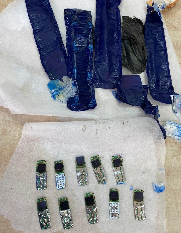 הפלאפונים שנמצאו בחבילות שניסו להבריח לכלא עופר (צילום: דוברות המשטרה)
