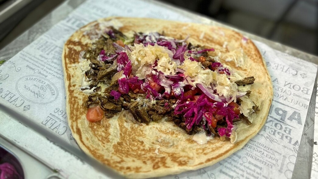 גירוס טבעוני בפלאפל שומשום. מנה נדיבה גירוס טבעוני בפלאפל שומשום. מנה נדיבה