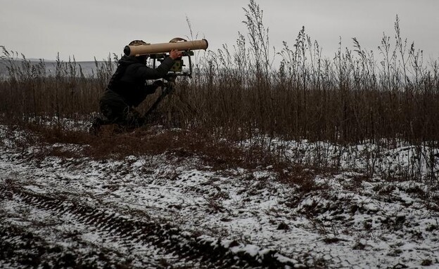 לוחם בצבא אוקראינה במחוז דונייצק (צילום: רויטרס)