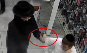 בעל חנות הסלולר בירושלים שהותקפה (צילום: מתוך "חדשות הבוקר" , קשת 12)