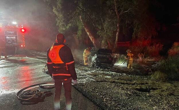 הרכב סטה לתעלה ועלה באש: הרוג בתאונה בדרום הארץ (צילום: תיעוד מבצעי מד"א)
