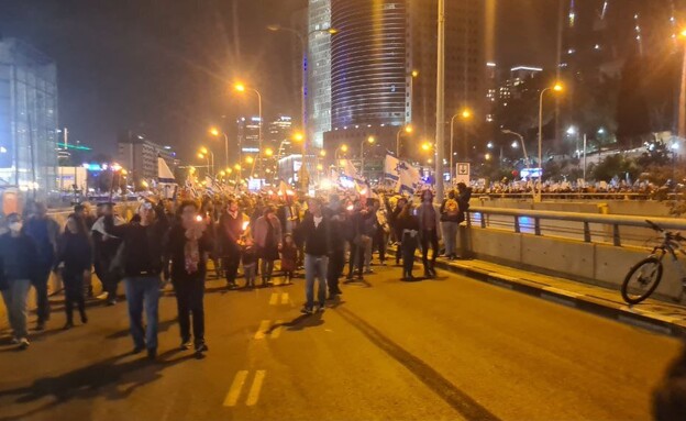 הפגנה נגד המהפכה המשפטית בת"א (צילום: N12)