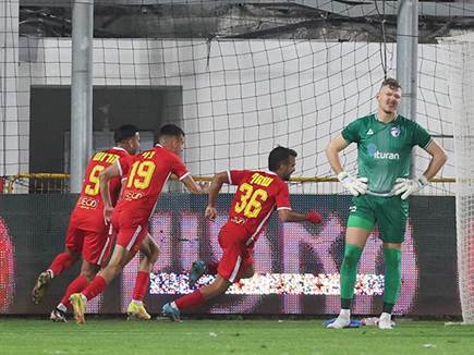 אבל בסוף, אלעד שחף קבע את תוצאת המשחק (לירון מולדובן)