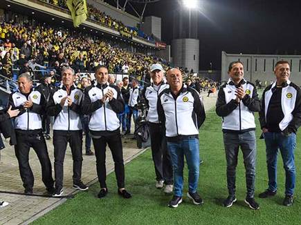 המשחק התחיל בטקס הוקרה לשחקני האליפות ב-82/83 (ברני ארדוב)