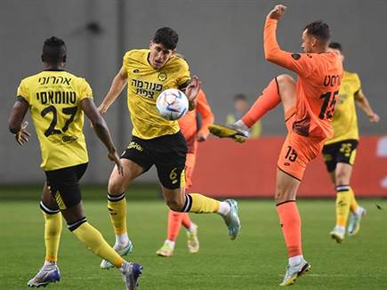 והמשיך בשליטה צהובה על הדשא (ברני ארדוב)