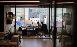 עובדים במשרדי סטארט אפ סנטרל בתל אביב (צילום: הדס פרוש, פלאש 90)
