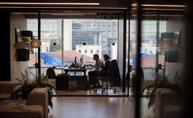 עובדים במשרדי סטארט אפ סנטרל בתל אביב (צילום: הדס פרוש, פלאש 90)
