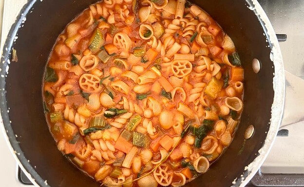 מרק מינסטרונה בסיר