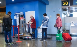 מזוודות עטופות ניילון  (צילום: Rob Wilson, shutterstock)