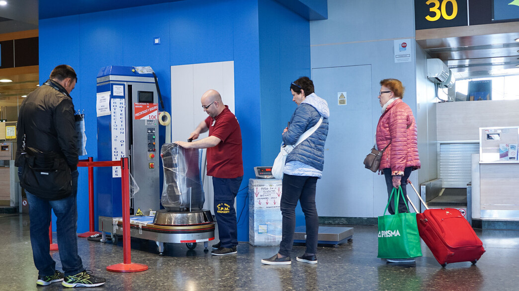 מזוודות עטופות ניילון 