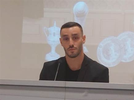 נפרד בדמעות