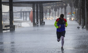 ריצה בגשם בטיילת תל אביב יפו (צילום: אבשלום ששוני, פלאש 90)