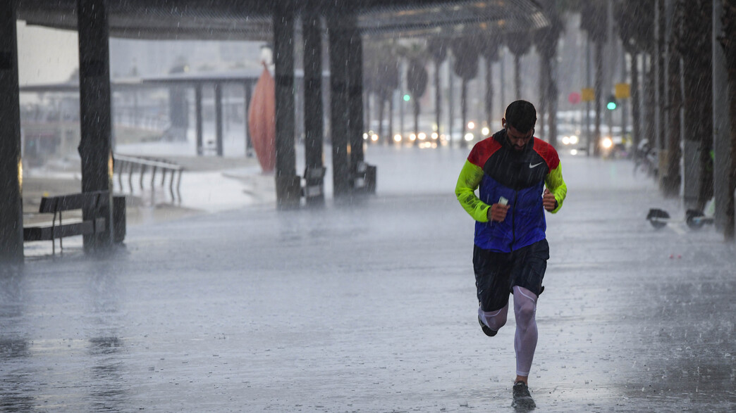 ריצה בגשם בטיילת תל אביב יפו