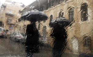 הולכים בגשם (צילום: Lior Mizrahi, getty images)