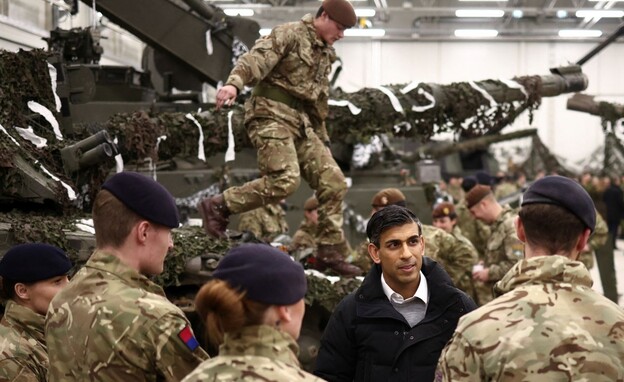 ראש הממשלה הבריטי רישי סונאק וכוחות הצבא (צילום: sky news)