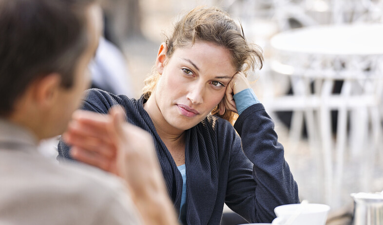 אישה מדברת עם גבר בבית קפה (אילוסטרציה: georgeclerk)