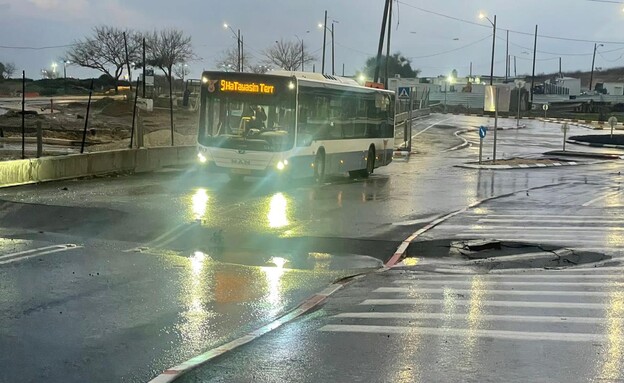 בולען ברחוב צבי פרופס בתל אביב (צילום: דוברות המשטרה)