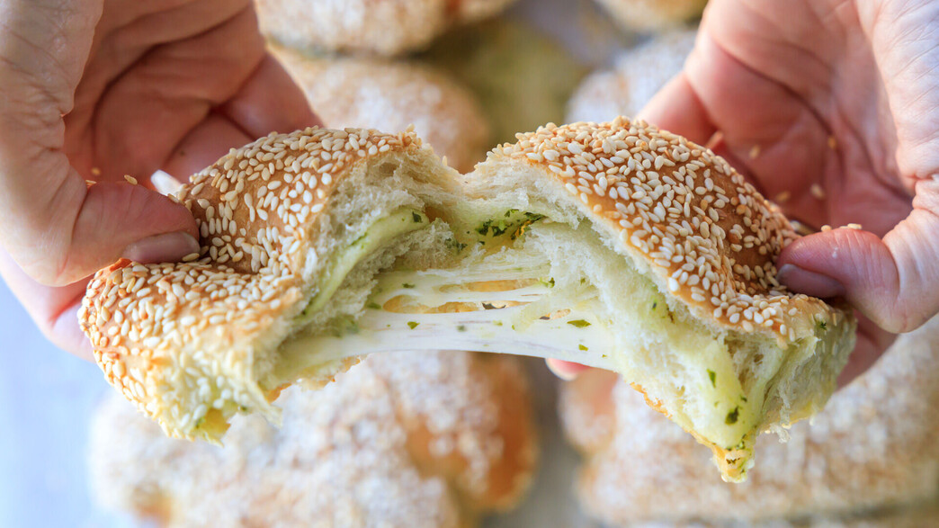 לחמניות בייגלה עם חמאת שום ומוצרלה