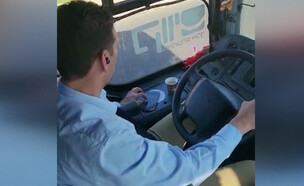 נהג האוטובוס התעסק בטלפון - וסטה לשוליים (צילום: מתוך "חדשות הבוקר" , קשת 12)