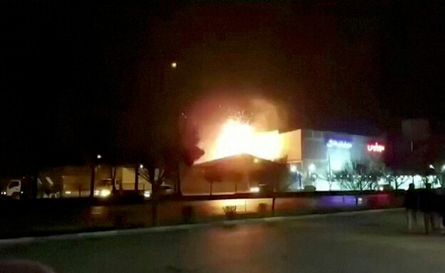 רגע הפיצוץ במפעל האיראני בלב איספהאן (צילום: רויטרס)