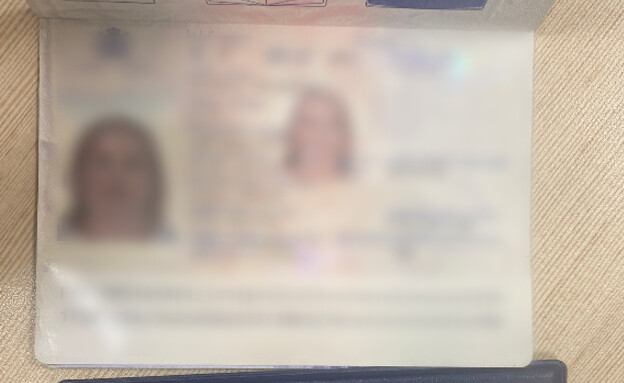דרכון מזויף של אזרחים זרים שהוברחו לארץ (צילום: מנהל האוכלוסין, משרד הפנים)