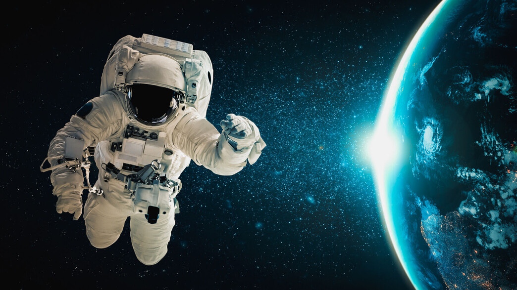 אסטרונאוט בחלל אסטרונאוט בחלל