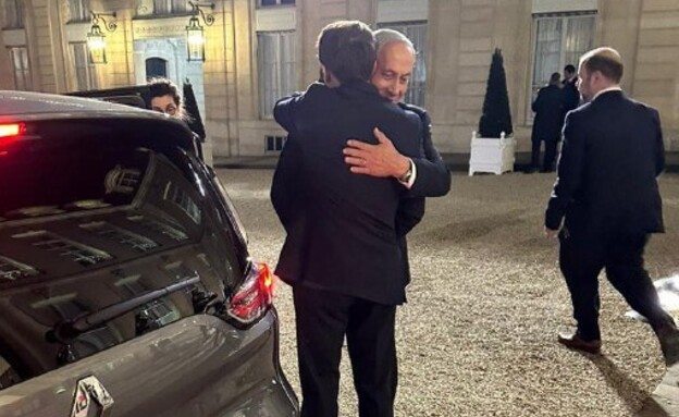 רה"מ נתניהו מתחבק עם נשיא צרפת מקרון