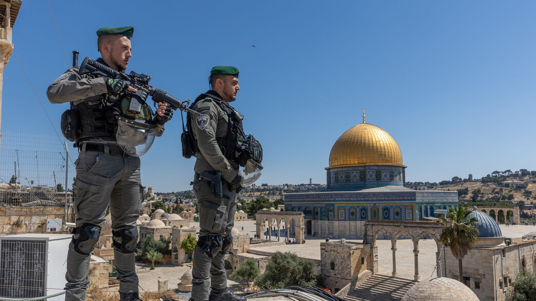 שוטרי מג"ב שומרים בקרבת הר הבית