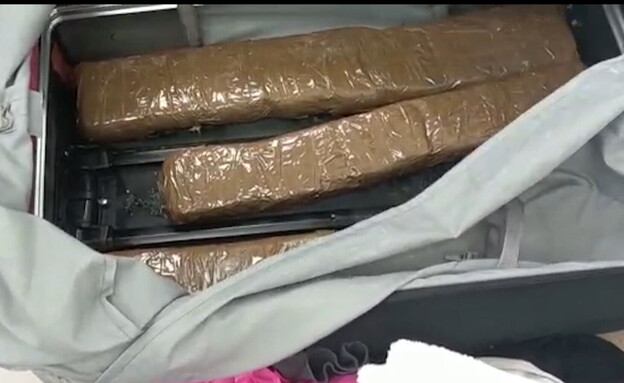 סמים שנמצאו במזוודה (צילום: דוברות המשטרה)