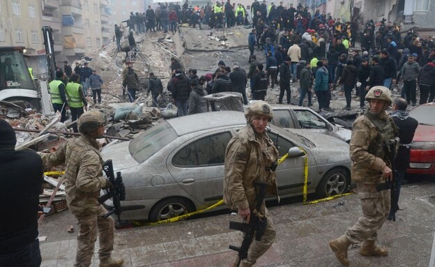 חיילים בזירת רעידת אדמה בטורקיה (צילום: ILYAS AKENGIN/AFP/GettyImages)