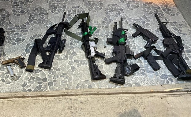 נשקים שנתפסו אצל חוליית מחבלים סמוך ליריחו (צילום: דובר צה