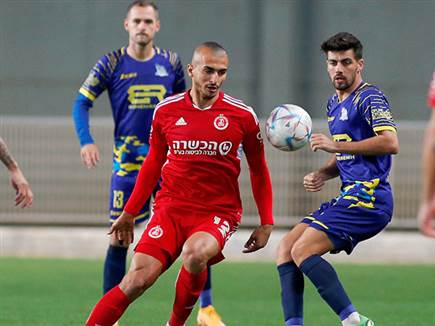 גאנם מצא את הרשת בבעיטה חזקה מחוץ לרחבה (אלן שיבר)