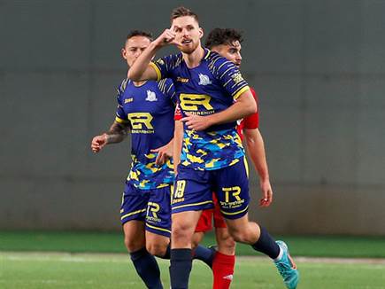 קוסטה התרומם לנגיחה וקבע שוויון (אלן שיבר)