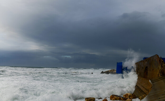 חוף הים בתל אביב בסערה "ברברה". פברואר 20203 (צילום: תומר נויברג, פלאש 90)