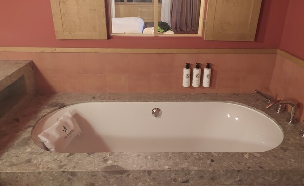 לה מאריבל צרפת אמבטיה (צילום: אפרת קרסנר)