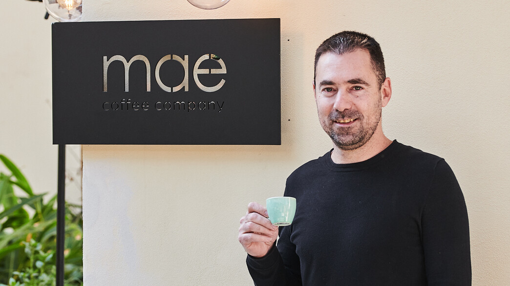 יהונתן שרף ליד סניף mae במתחם שרונה