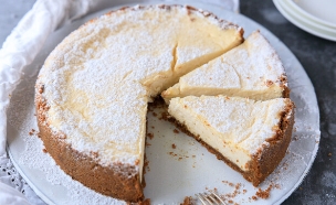 עוגת גבינה ותחתית לוטוס  (צילום: נופר צור, אוכל טוב, mako)