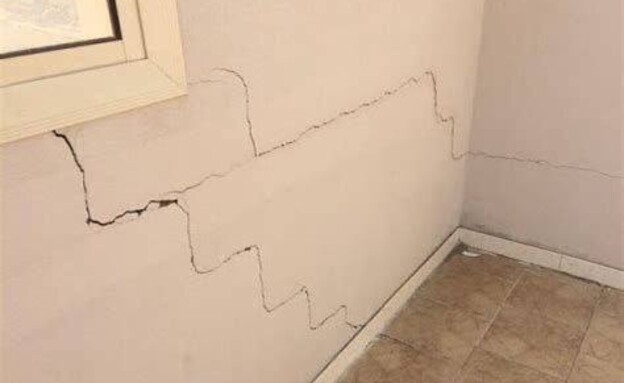 סדקים מרעידת האדמה בקיר בשכם (צילום: לפי סעיף 27 א')