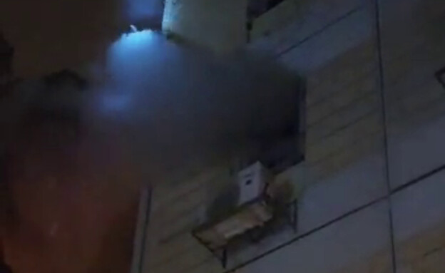 שריפה בדירה בבניין מגורים בבאר שבע (צילום: מתנאל בושרי, דוברות כב"ה דרום)