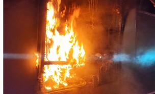 שרפה בדירה בבניין מגורים בבאר שבע (צילום: מתנאל בושרי, דוברות כב"ה דרום)